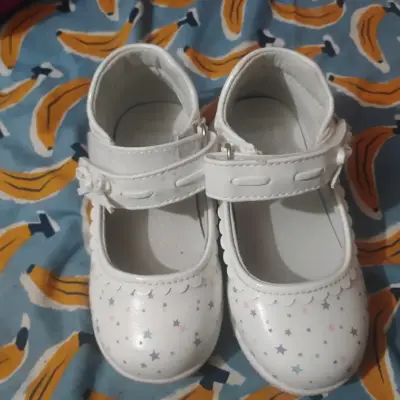 Zapatos de niña blancos con estrellas y hebilla - miniatura 2
