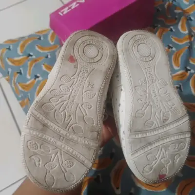 Zapatos de niña blancos con estrellas y hebilla - miniatura 3