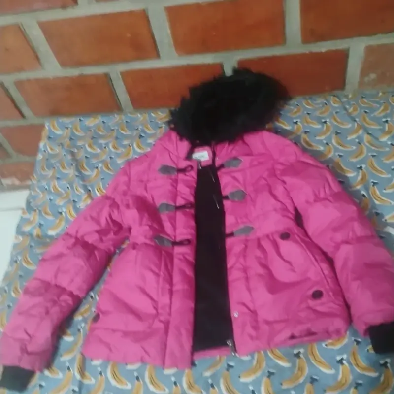 Abrigo de invierno rosa con capucha de piel sintética