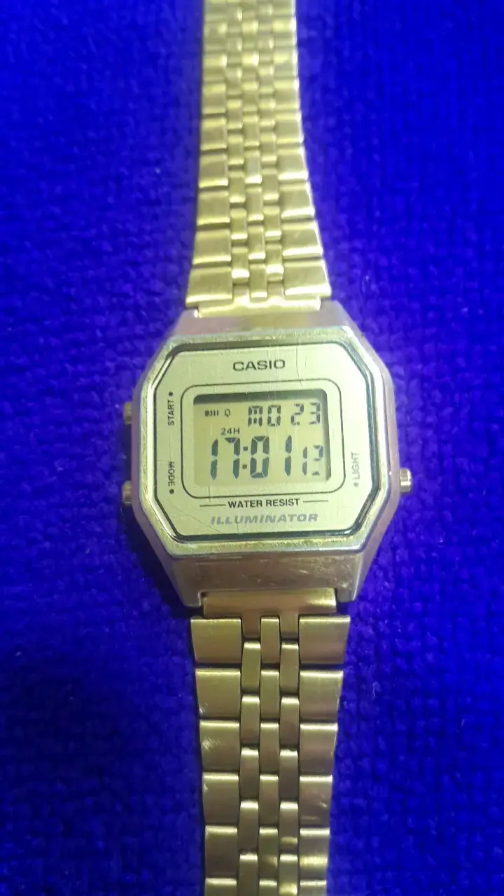Reloj digital dorado Casio resistente al agua - 1