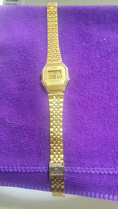 Reloj digital dorado Casio resistente al agua - miniatura 2