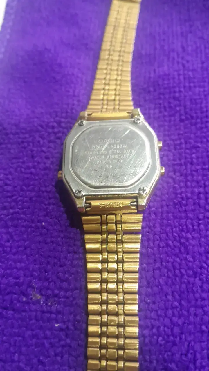 Reloj digital dorado Casio resistente al agua - 3