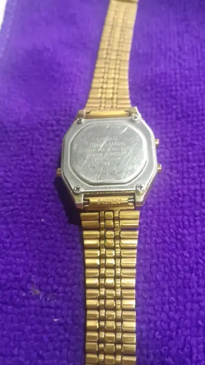 Reloj digital dorado Casio resistente al agua - miniatura 3