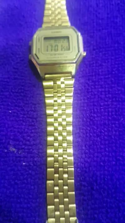 Reloj digital dorado Casio resistente al agua - miniatura 4