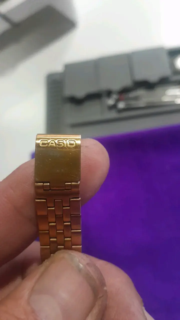 Reloj digital dorado Casio resistente al agua - 5