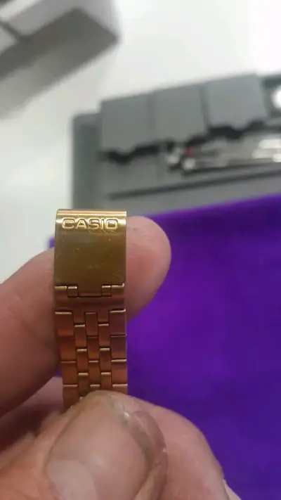 Reloj digital dorado Casio resistente al agua - miniatura 5