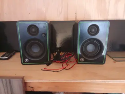 Parlantes multimedia Mackie CR3-X con diseño compacto - miniatura 1