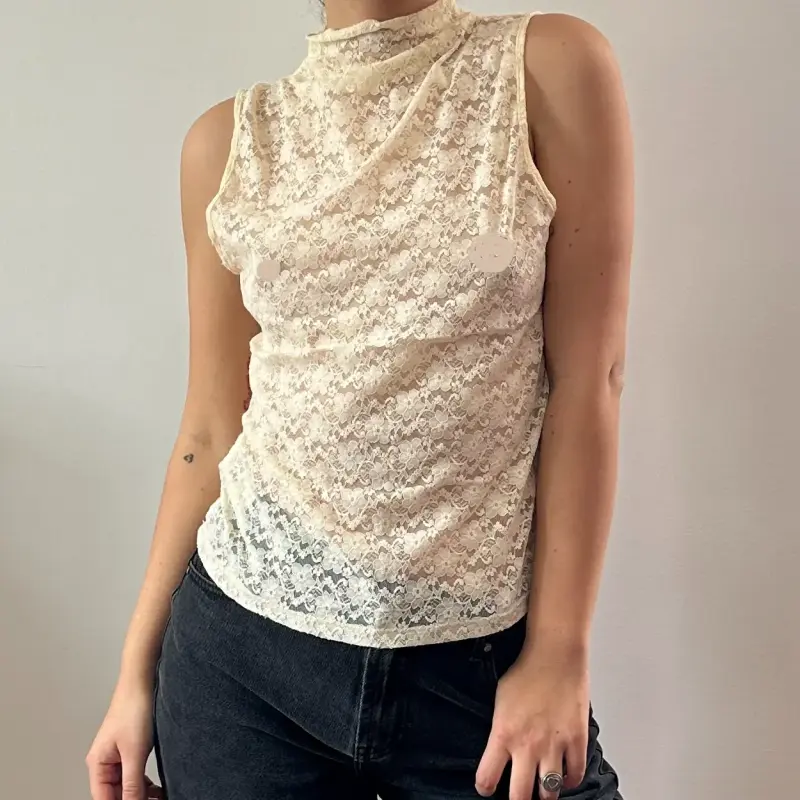 Blusa sin mangas de encaje beige