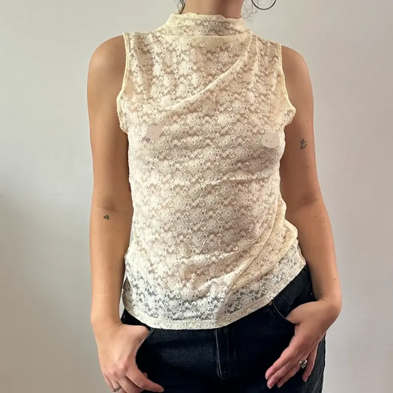 Blusa sin mangas de encaje beige - 2