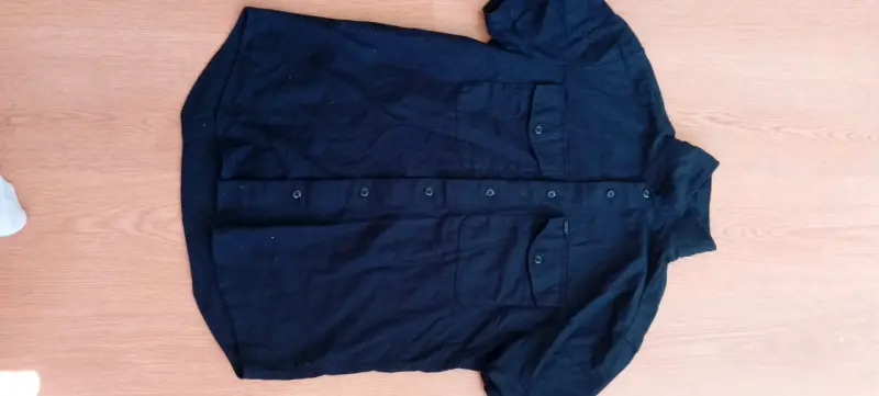 Camisa negra de manga corta para hombre - 1