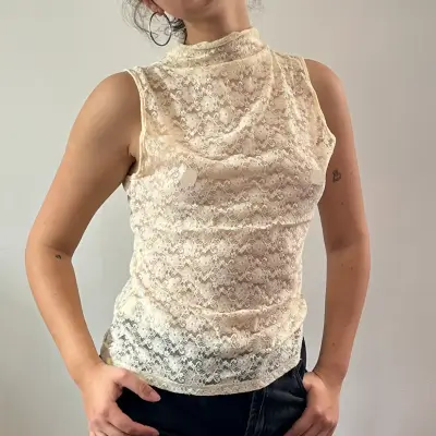 Blusa sin mangas de encaje beige - miniatura 3