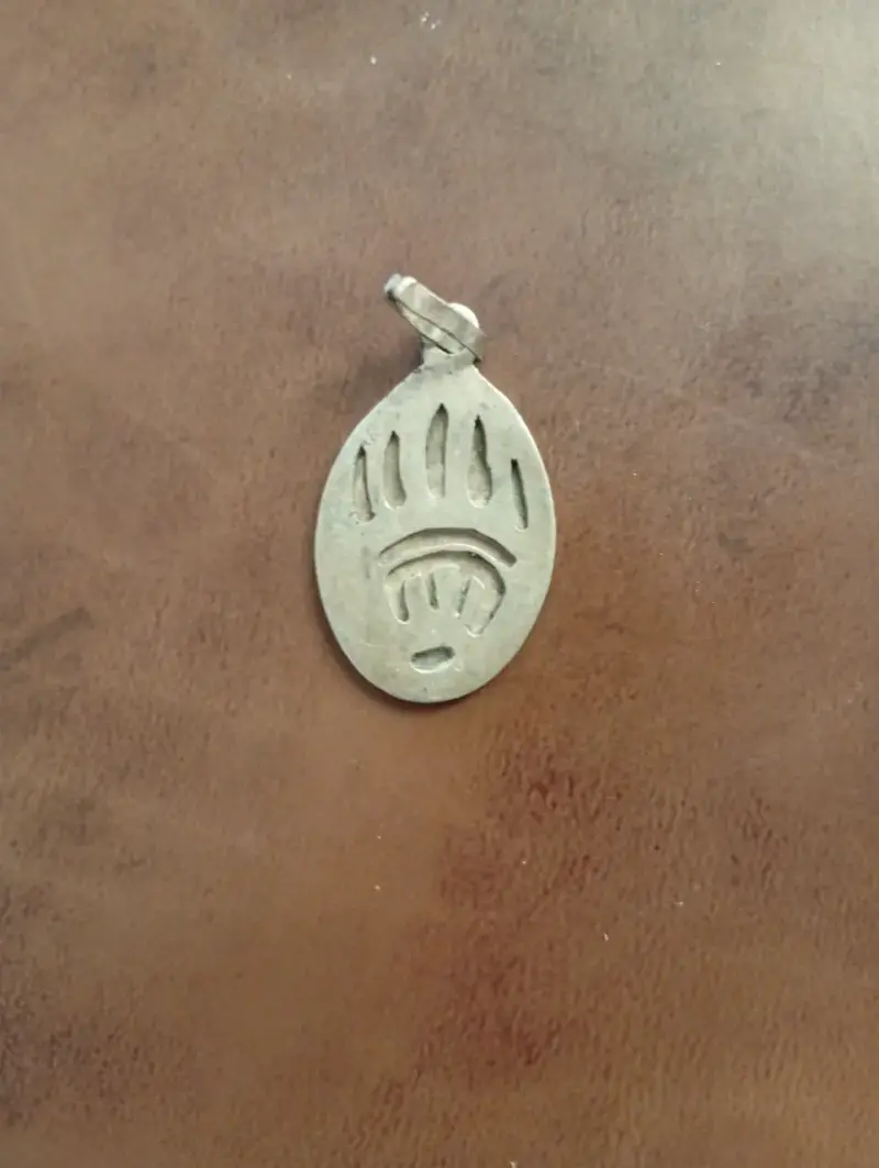 Colgante de plata con diseño de huella oso