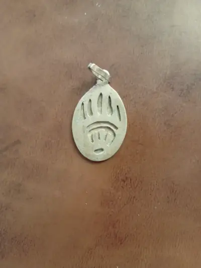 Colgante de plata con diseño de huella oso - miniatura 1