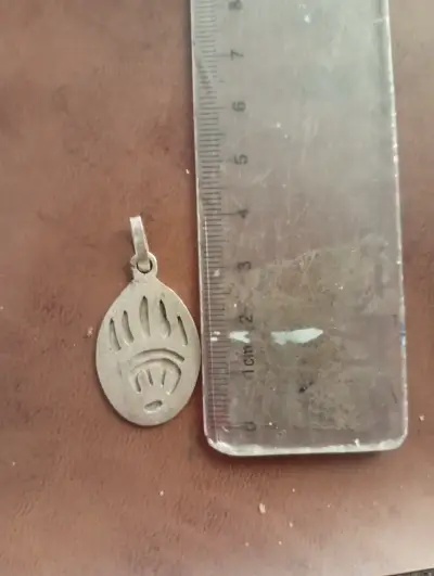 Colgante de plata con diseño de huella oso - miniatura 2