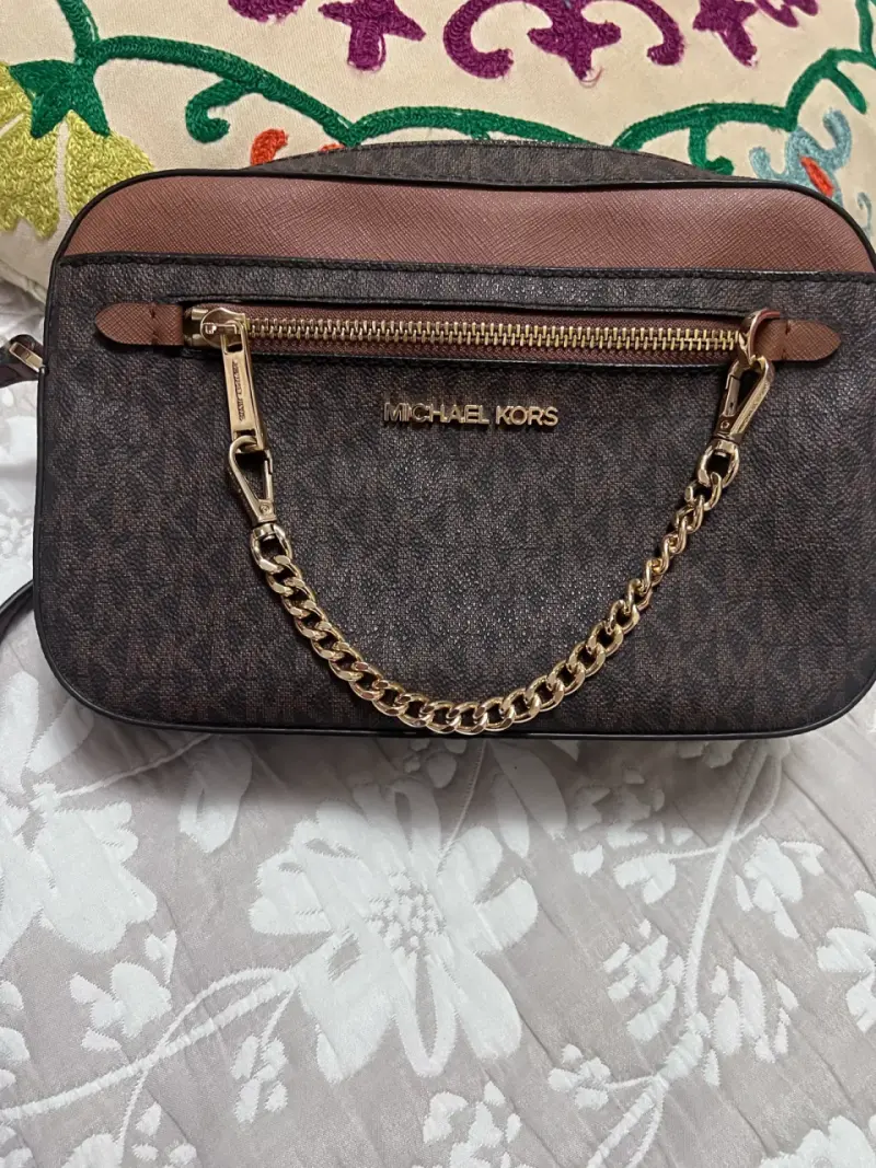 Cartera Michael Kors con cadena dorada