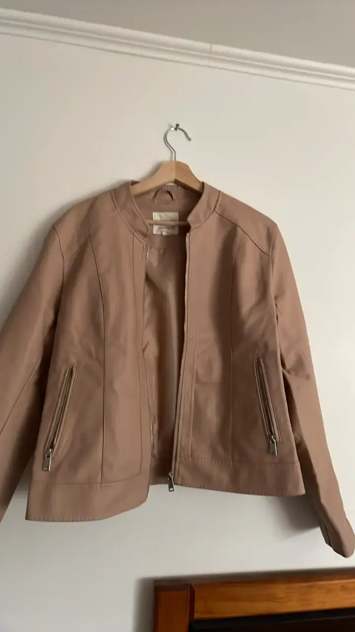 Chaqueta de cuero sintético beige para mujer