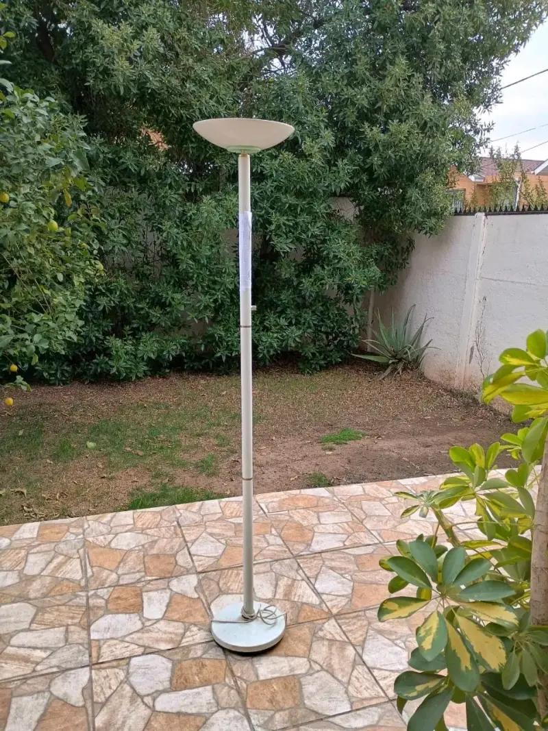 Lámpara de pie alta para interiores y exteriores