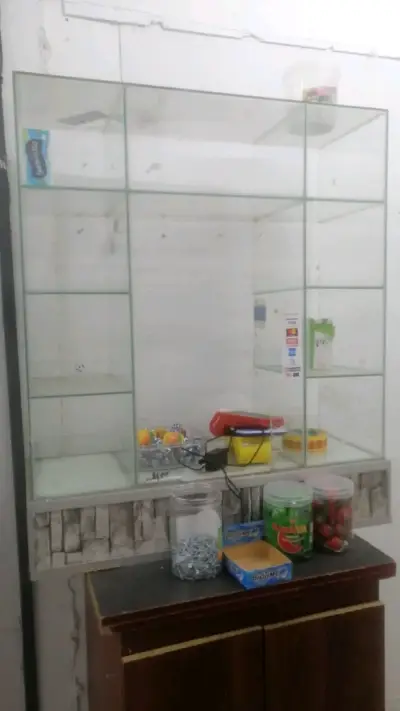 Vitrina de Vidrio con Balanza Digital - miniatura 1