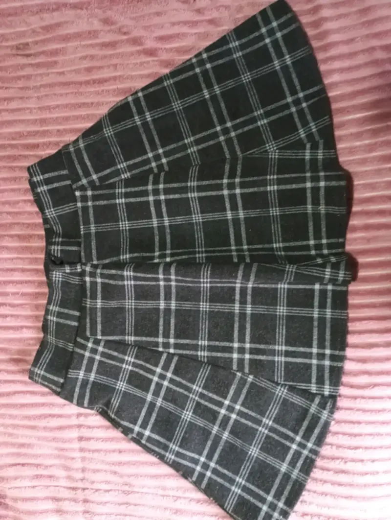 Falda corta a cuadros gris y negro