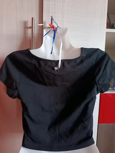 Top negro con escote cuadrado - miniatura 2