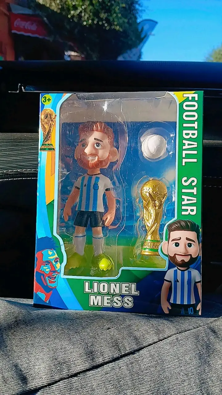 Figura de acción Lionel Messi con trofeo - 1