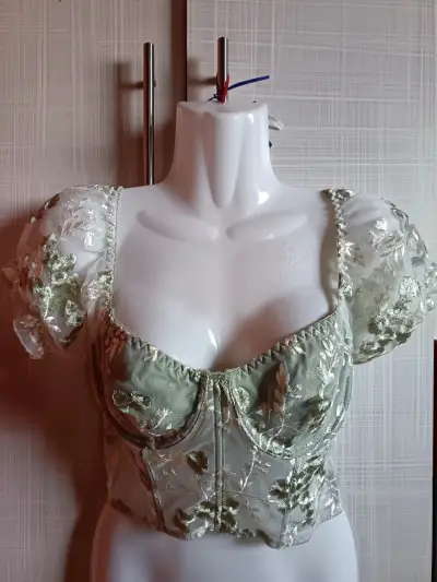 Top corto de encaje floral verde - miniatura 1