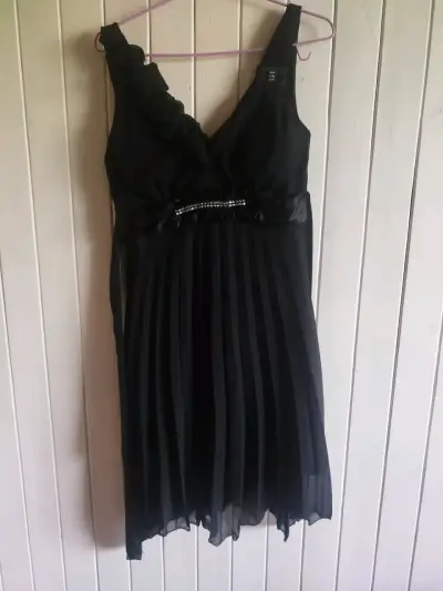 Vestido negro elegante Trussardi con detalles brillantes - miniatura 1