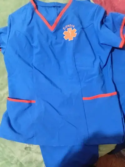 Uniforme médico azul con detalles rojos Edepra - miniatura 1