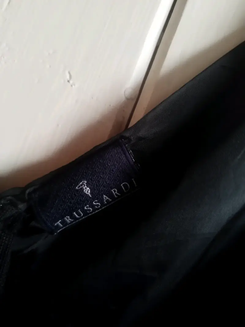 Vestido negro elegante Trussardi con detalles brillantes - 3
