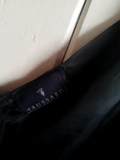 Vestido negro elegante Trussardi con detalles brillantes - miniatura 3