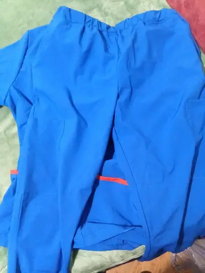 Uniforme médico azul con detalles rojos Edepra - miniatura 3
