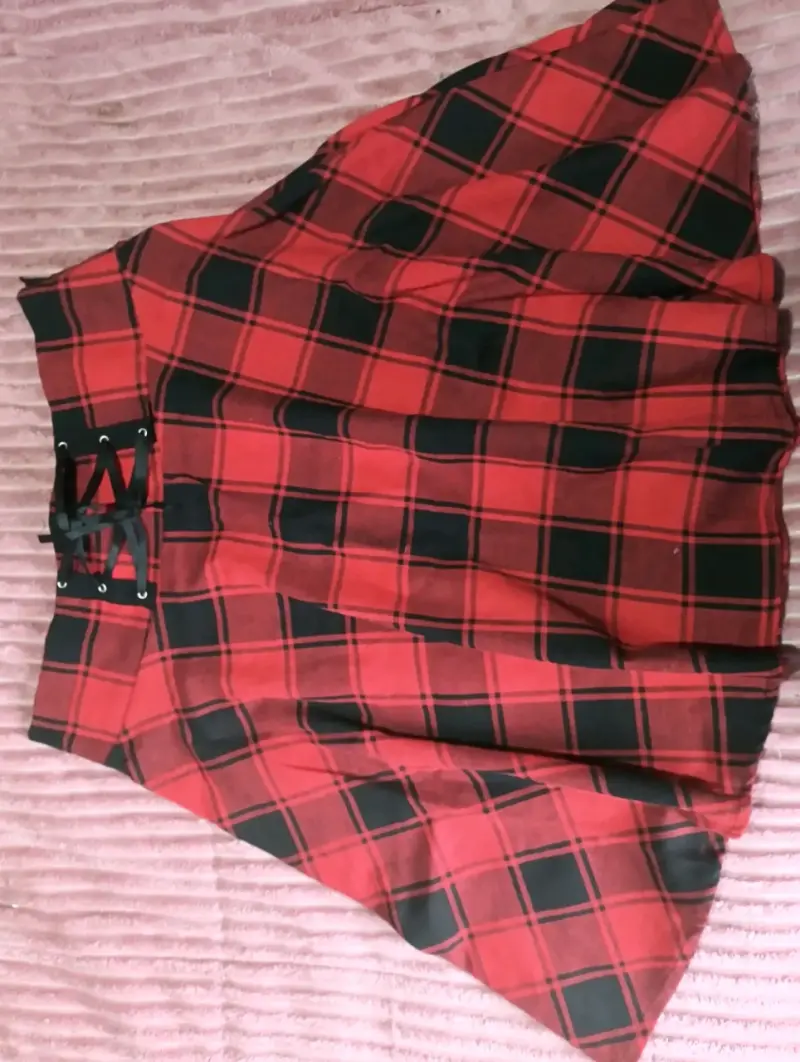 Falda escocesa roja con diseño de cuadros