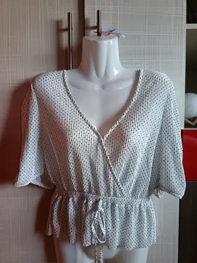 Blusa blanca con estampado - miniatura 1