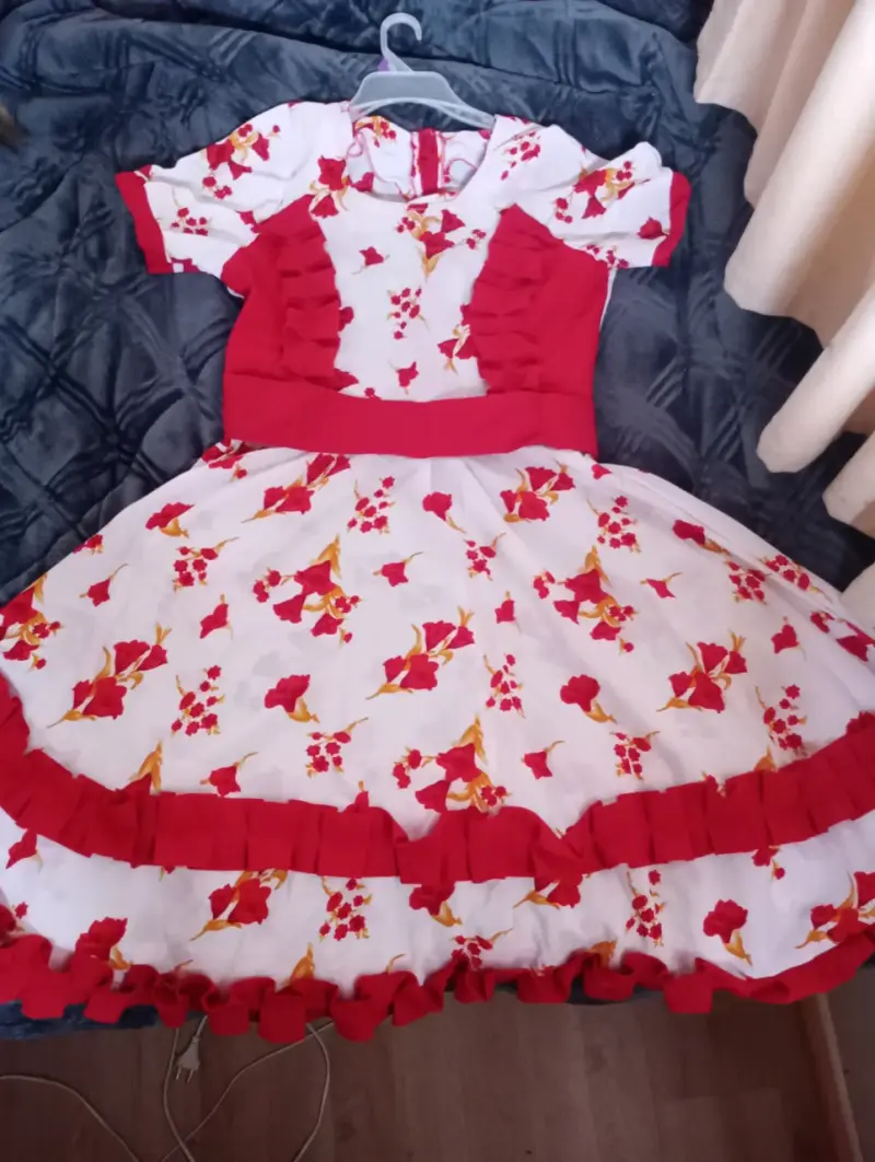 Vestido de huasa floral rojo y blanco con volantes - 1