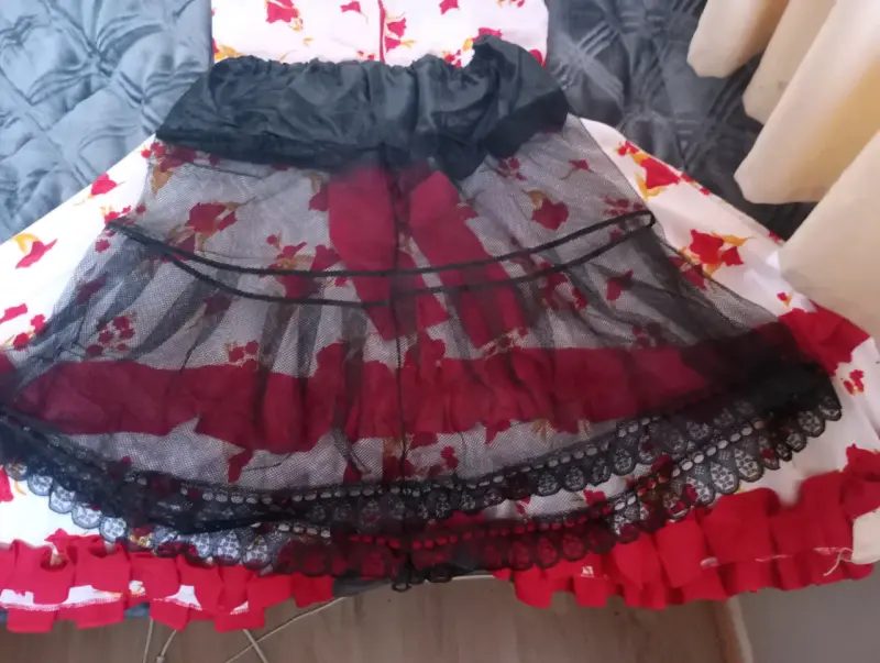 Vestido de huasa floral rojo y blanco con volantes - 3