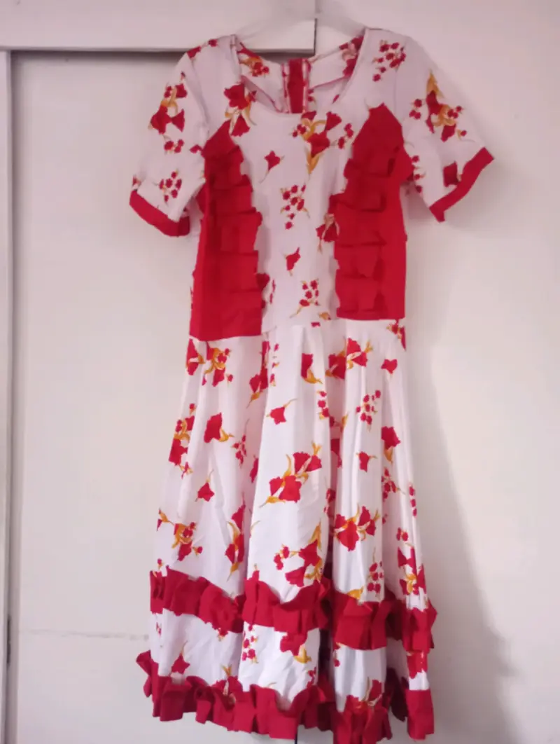 Vestido de huasa floral rojo y blanco con volantes - 4