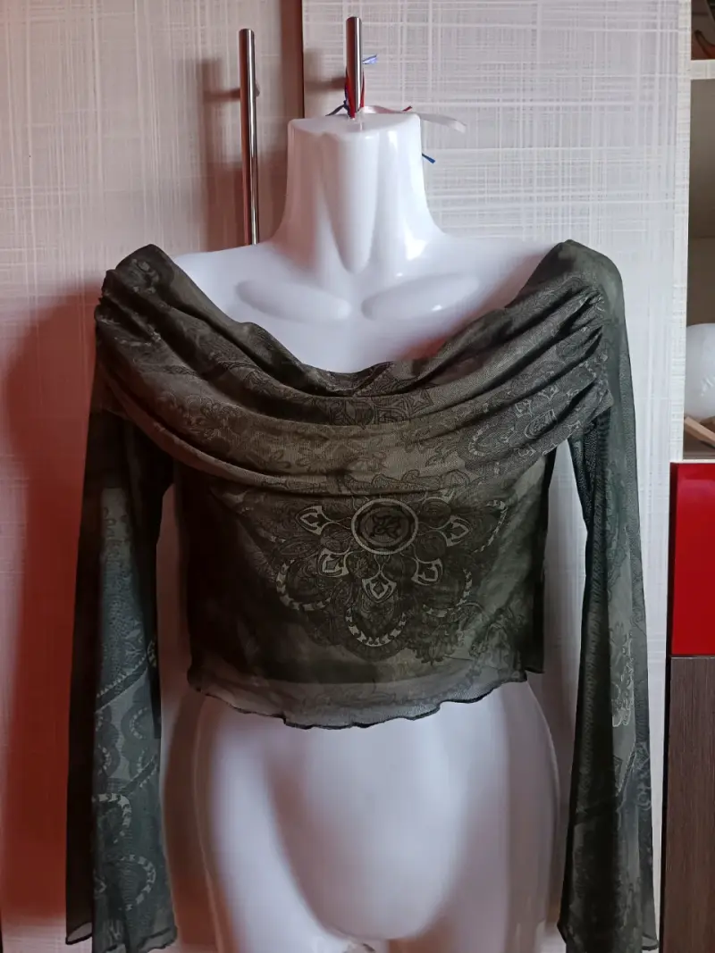 Blusa verde con diseño floral y mangas largas - 1