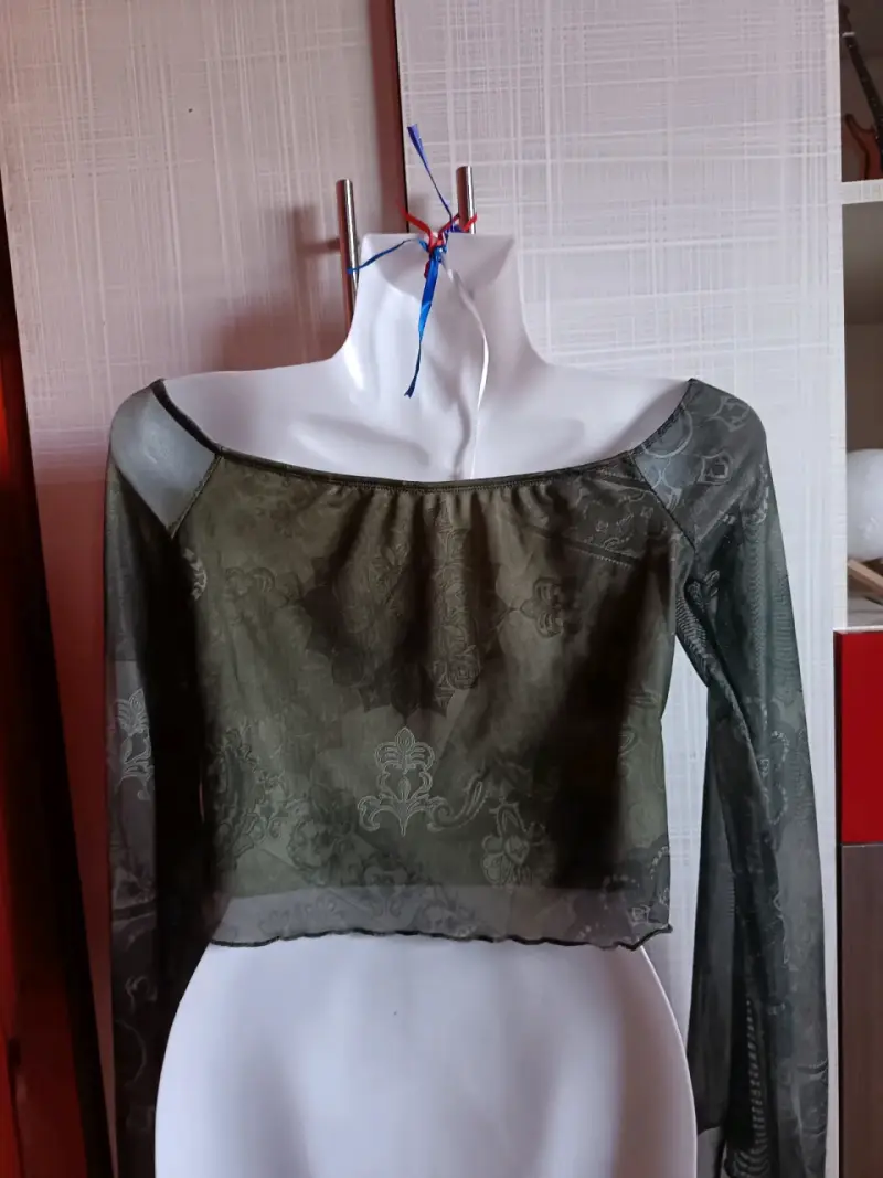 Blusa verde con diseño floral y mangas largas - 2
