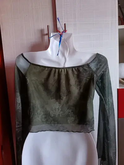 Blusa verde con diseño floral y mangas largas - miniatura 2