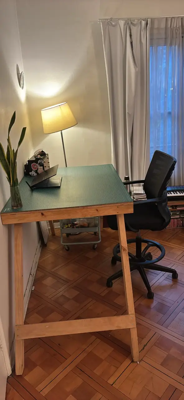 Escritorio de Madera con Silla Giratoria - 1