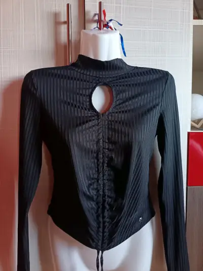 Polera negra de manga larga con diseño acanalado - miniatura 1