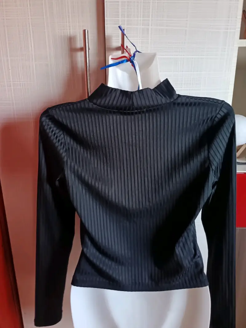 Polera negra de manga larga con diseño acanalado - 2