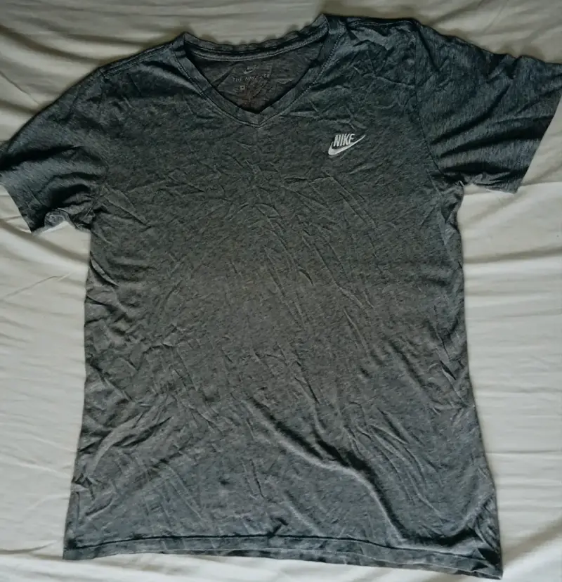 Polera Nike gris con cuello en V
