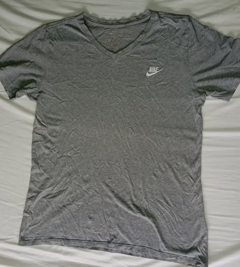 Polera Nike gris con cuello en V - 2
