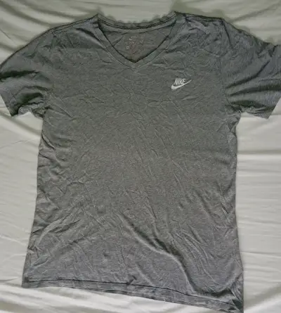 Polera Nike gris con cuello en V - miniatura 2