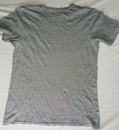 Polera Nike gris con cuello en V - miniatura 3