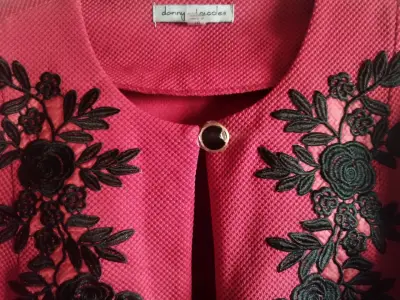 Chaqueta roja con bordado floral Danny and Nicole - miniatura 5