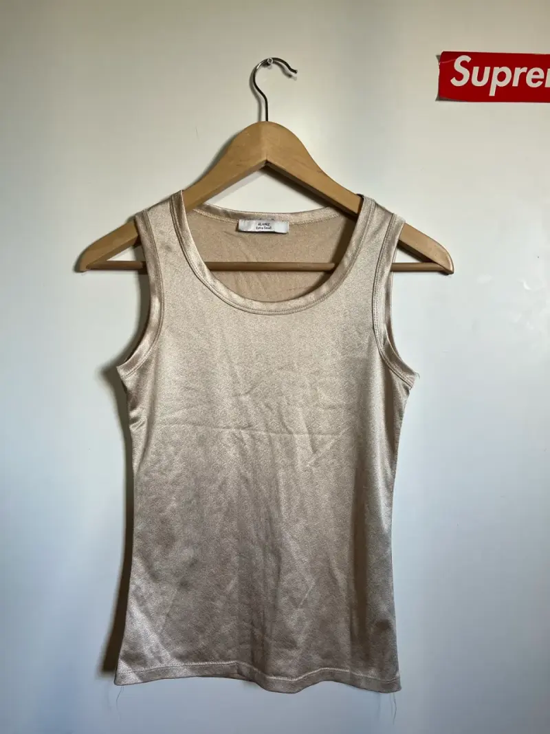 polera sin mangas beige brillante