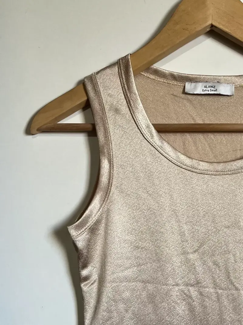 polera sin mangas beige brillante - 3
