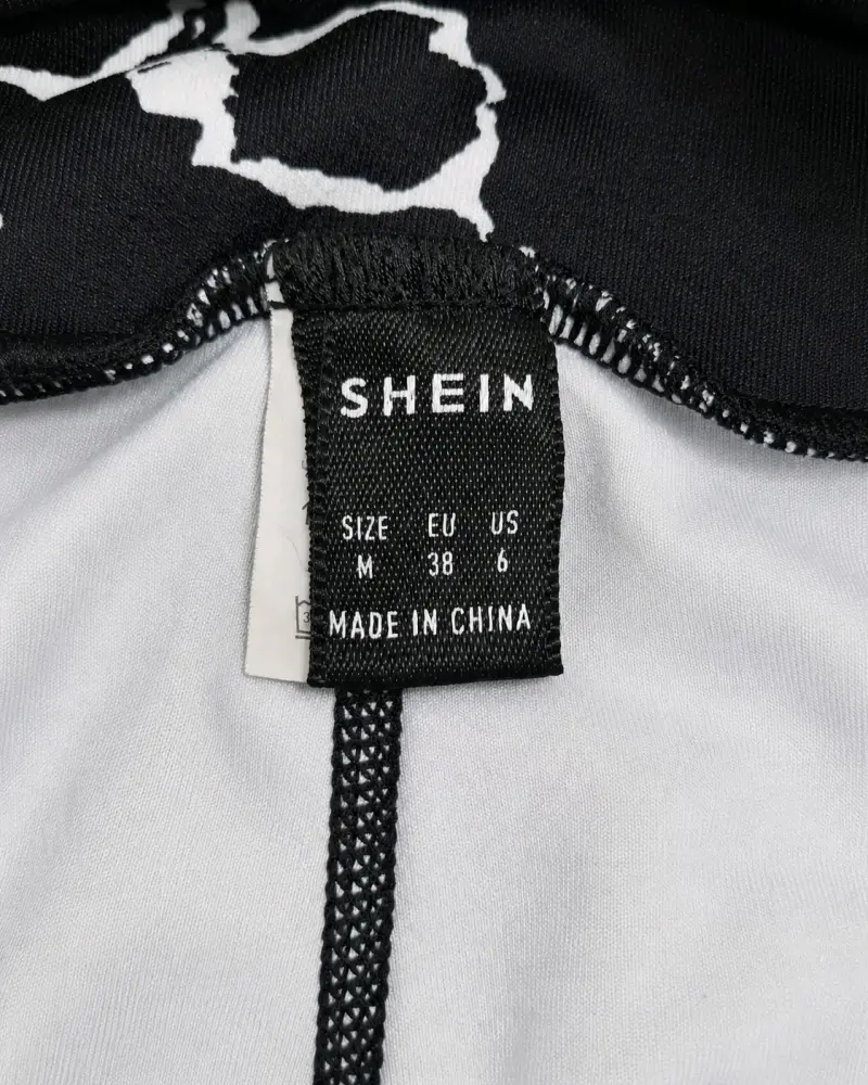 Conjunto deportivo Shein negro con diseño mármol - 4